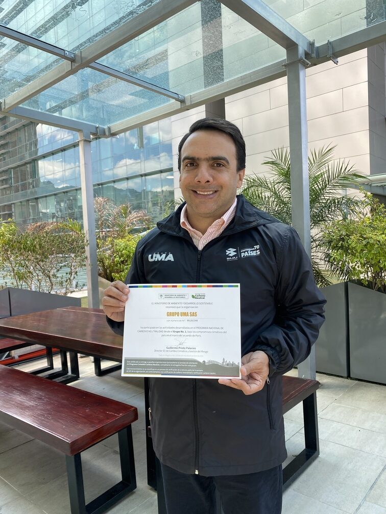 hombre con certificado