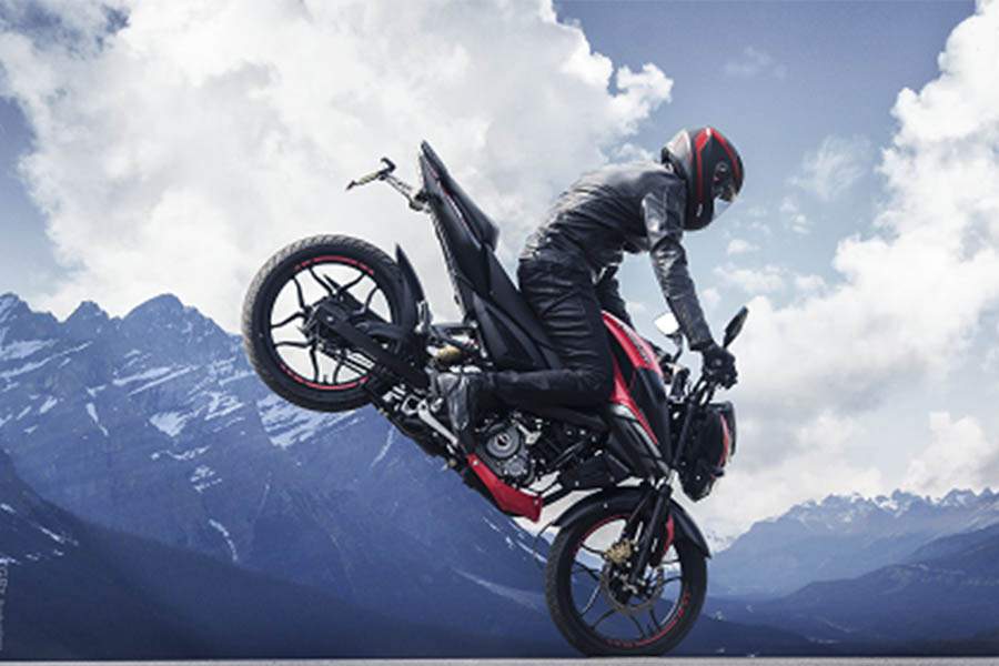 Persona haciendo una acrobacia en una moto
